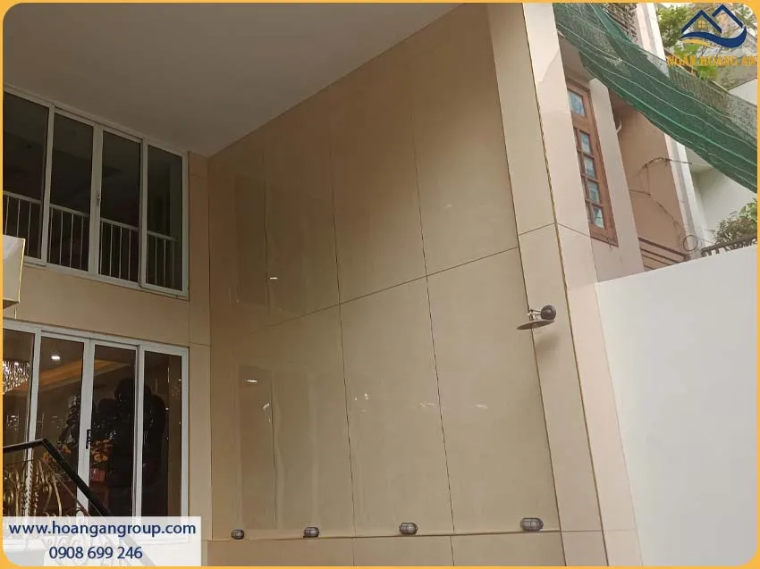 Tường Sảnh Công Ty Được Ốp Bởi Tấm PVC Nhựa Giả Đá Kosmos Độc Đáo